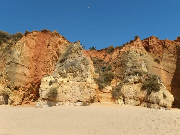 Rochers colorés et sable merveilleux sur la côte de l'Algarve — Photo