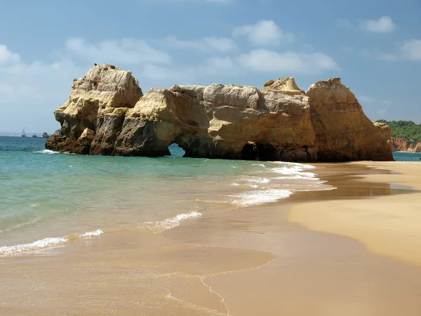 Farbenfrohe Felsformationen an der Algarve-Küste — Stockfoto