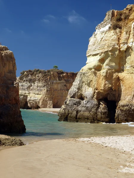 Rochas coloridas na costa algarvia — Fotografia de Stock