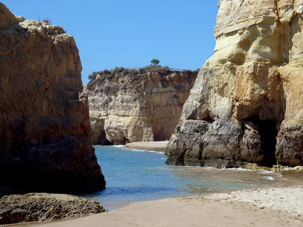 Algarve 해안에 다채로운 바위 — 스톡 사진