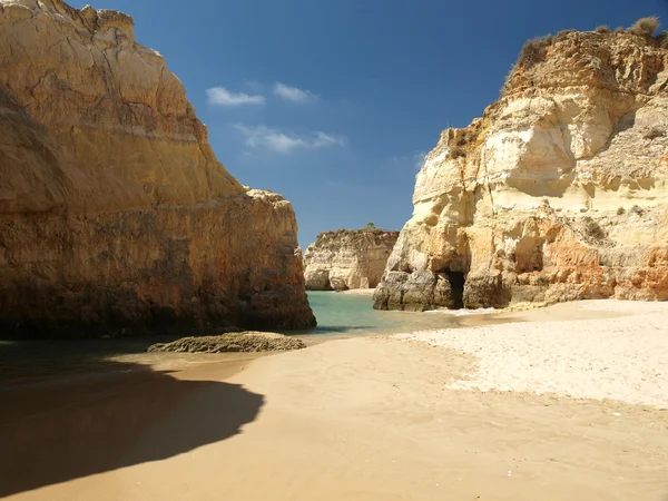 阿尔加威海岸上五颜六色的石块 — 图库照片