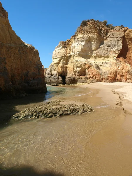 Kolorowe skały na wybrzeżu algarve — Zdjęcie stockowe
