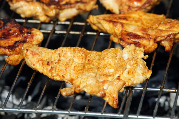 Läckra kycklingfilé på grillen — Stockfoto