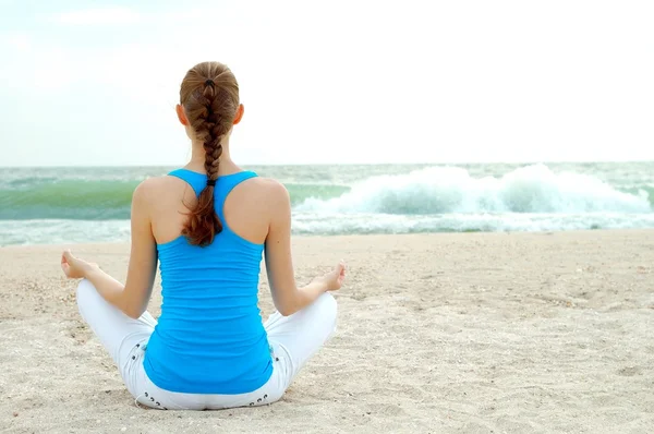 Beautiful woman practice yoga on the beach — Stock Photo, Image