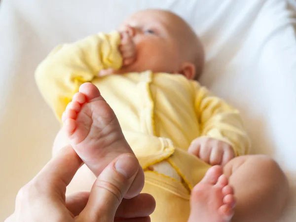 stock image Newborn feet (heel) and adult fingers