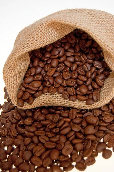 Kärnor av kaffe och säcken — Stockfoto