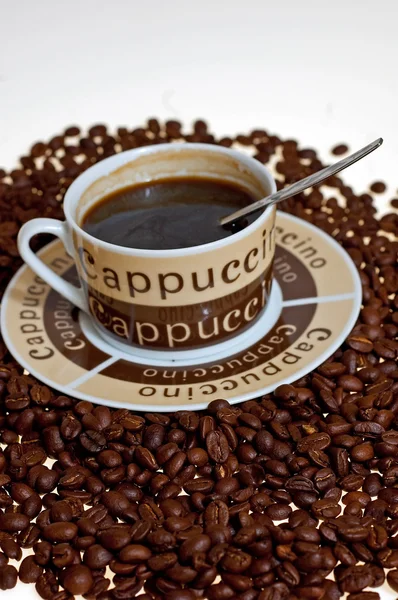 Körner des Kaffees und der Tasse — Stockfoto
