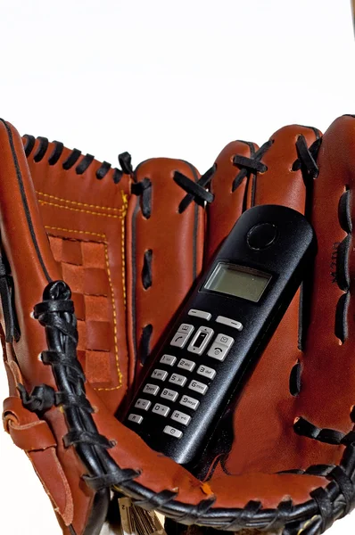 Honkbal handschoen en de telefoon — Stockfoto