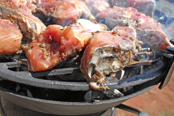 Pesce con timo che cucina su una griglia — Foto Stock