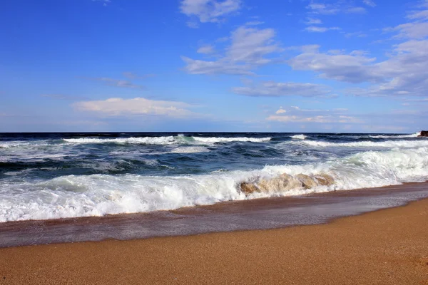 Морской пейзаж с волнами и облаками — стоковое фото