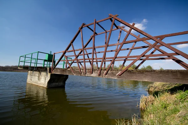 Міст в озеро — стокове фото