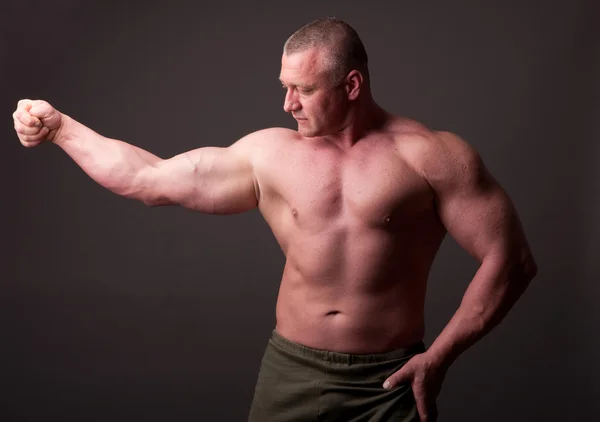 Bodybuilder posing — Stock Photo, Image