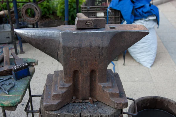 Yunque con martillo — Foto de Stock