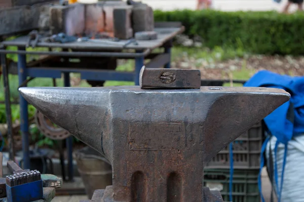 Yunque con martillo — Foto de Stock
