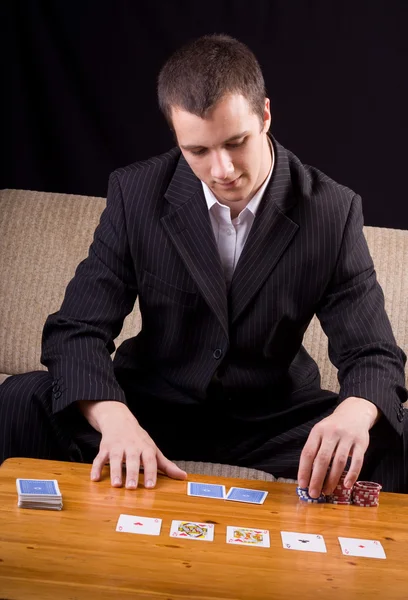 Επιχειρηματίας που παίζει πόκερ — Φωτογραφία Αρχείου