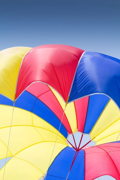 Renkli paraşüt — Stok fotoğraf