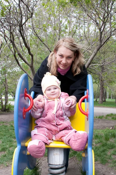 Bebé, madre parque, retrato —  Fotos de Stock
