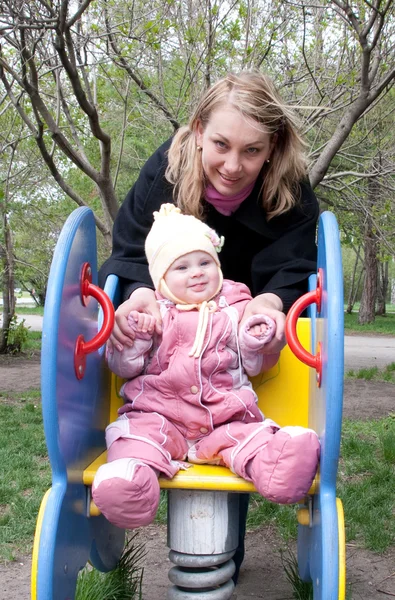 Bebé, madre parque, retrato — Foto de Stock