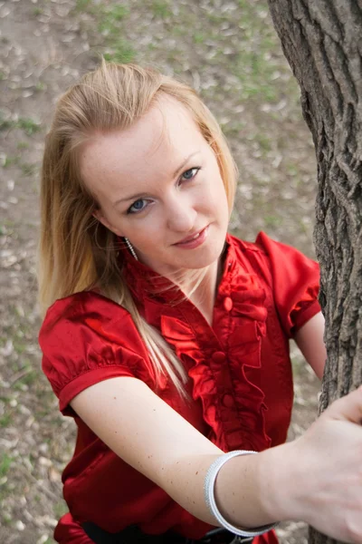 Tyttö, puisto, punainen mekko, muotokuva — kuvapankkivalokuva