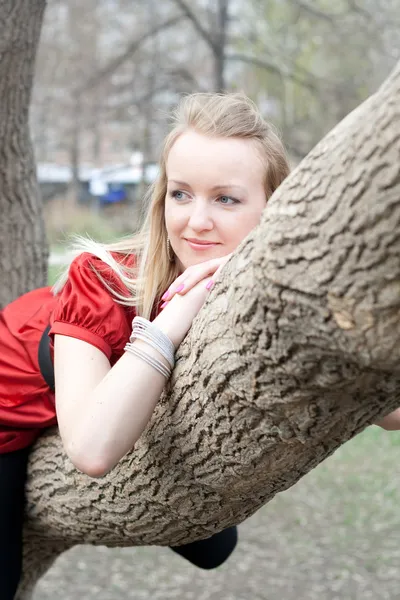 Dziewczyna, park, czerwona sukienka, portret — Zdjęcie stockowe