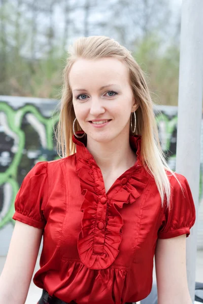 Девушка, парк, красное платье, портрет — стоковое фото