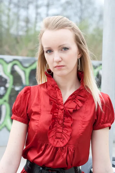 Meisje, park, rode jurk, portret — Stockfoto