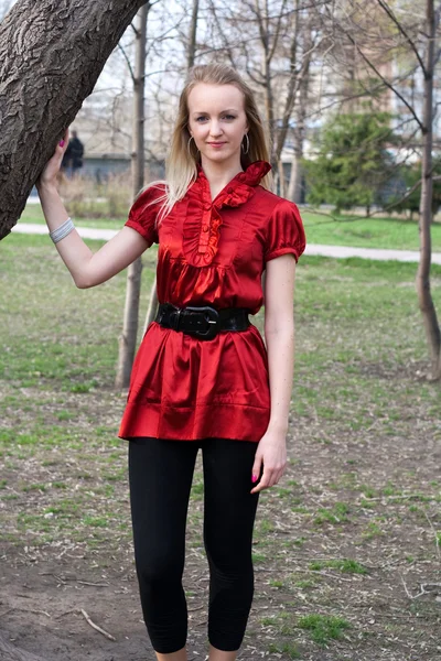 Ragazza, parco, vestito rosso, ritratto — Foto Stock