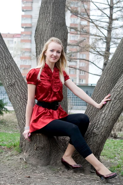 Dziewczyna, park, czerwona sukienka, portret — Zdjęcie stockowe