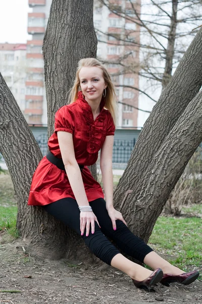 女の子、公園、赤いドレスを着て、肖像画 — ストック写真
