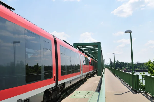 Tåg och broτρένο και γέφυρα — Stockfoto