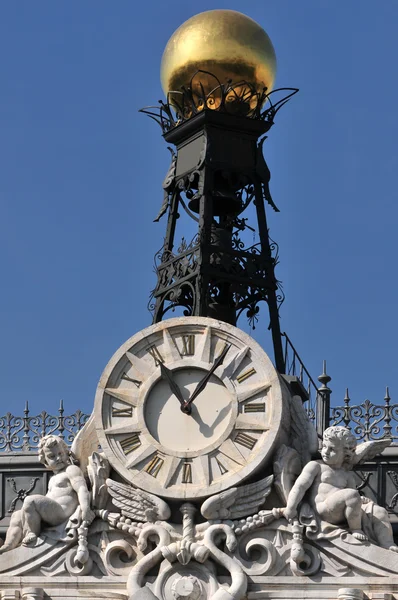 Detalle del reloj en el edificio — Foto de Stock