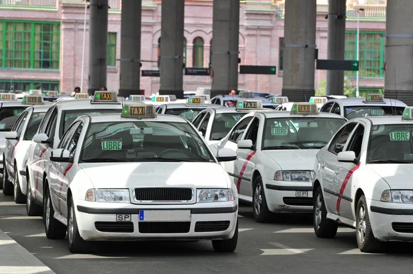Многие такси ждут пассажиров — стоковое фото