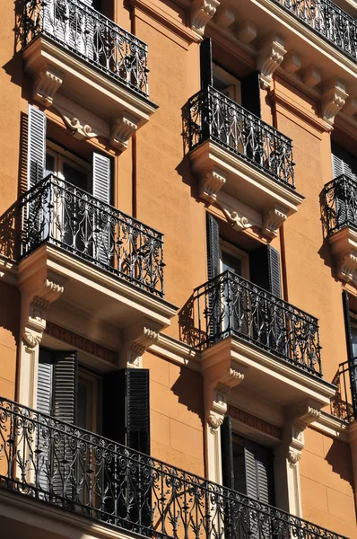 Окна с балконом - Мадрид — стоковое фото
