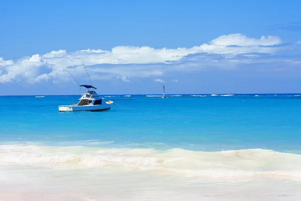 Beautiful beach, atlantic ocean and boat — Stock Photo, Image