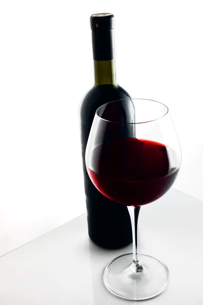 玻璃和瓶红酒. — 图库照片