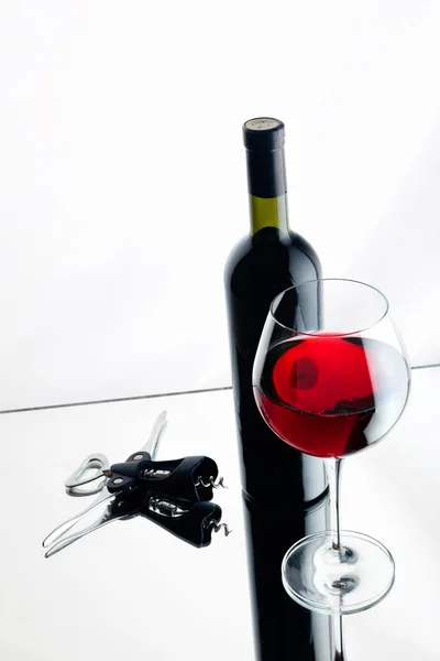 Copa y botella de vino tinto . —  Fotos de Stock