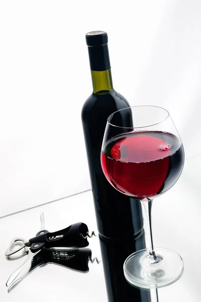 Bardak ve şişe kırmızı şarap. — Stok fotoğraf