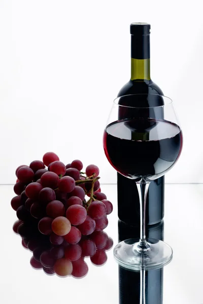 Glas en fles rode wijn. — Stockfoto