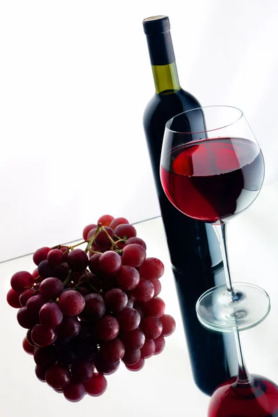 Glas och flaska rött vin. — Stockfoto