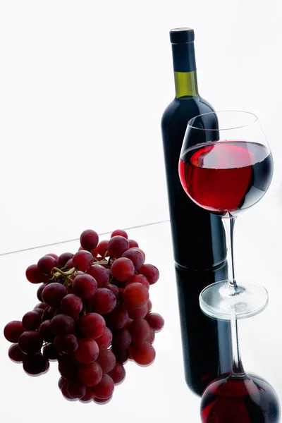 Glas en fles rode wijn. — Stockfoto