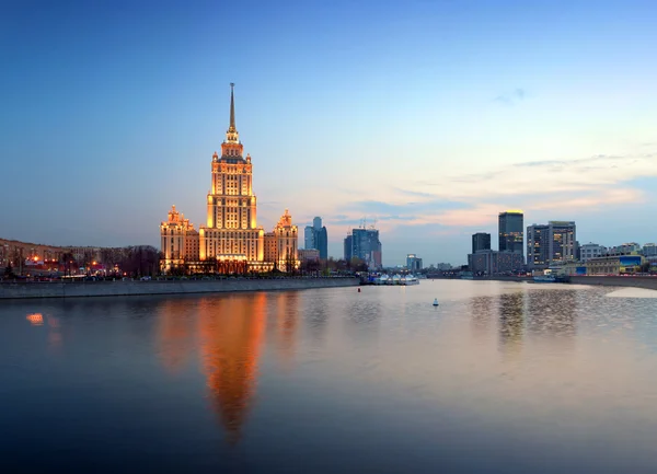 Moskwa nocą. rzeki Moskwy. Hotel Ukraina. — Zdjęcie stockowe