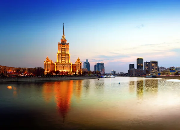 Noční Moskva. řeka Moskva. Hotel Ukrajina. — Stock fotografie