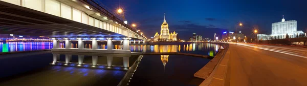 Nacht Moskou. Moskou-rivier. Hotel Oekraïne en het huis van gov — Stockfoto