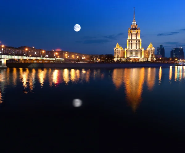 Nacht Moskou. Moskou-rivier. Hotel Oekraine. — Stockfoto