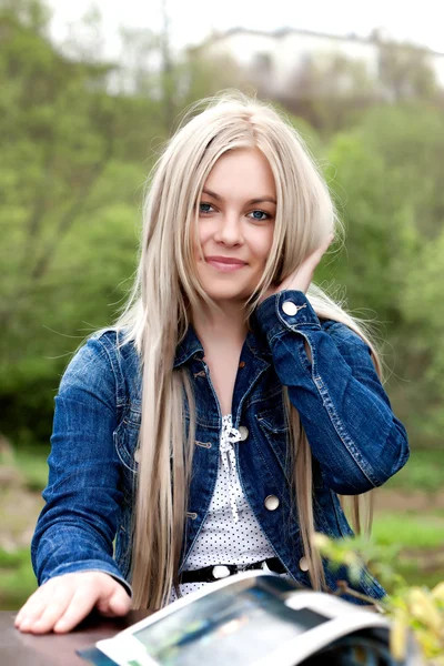 Eine junge Blondine mit blauen Augen. — Stockfoto