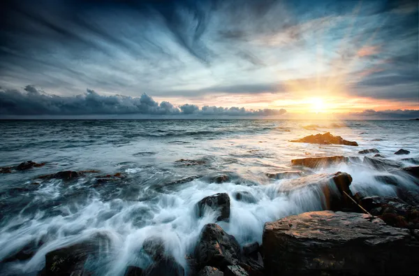 Auringonlasku merellä. tekijänoikeusvapaita valokuvia kuvapankista