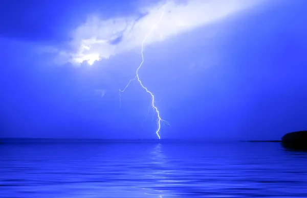 Blitz über dem See. — Stockfoto