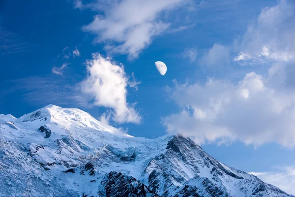 Φεγγάρι πάνω από το mont blanc. — Φωτογραφία Αρχείου