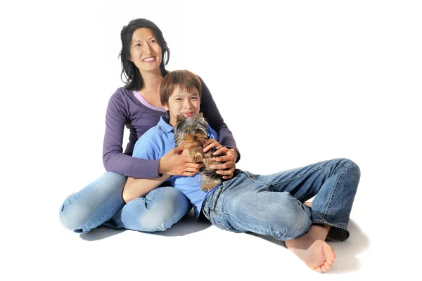 Yorkshire terrier ve Asya ailesi — Stok fotoğraf