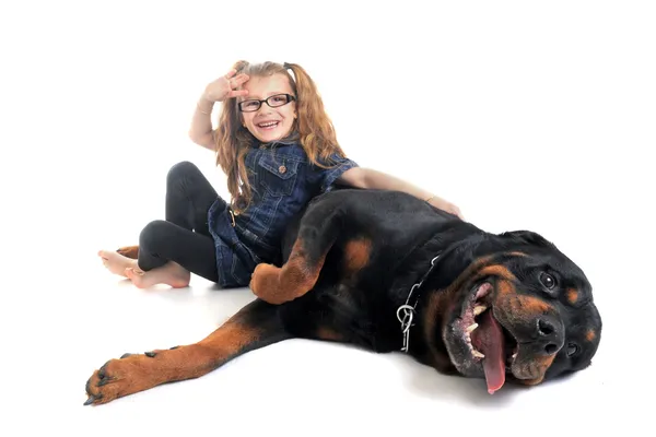Rottweiler y el niño —  Fotos de Stock